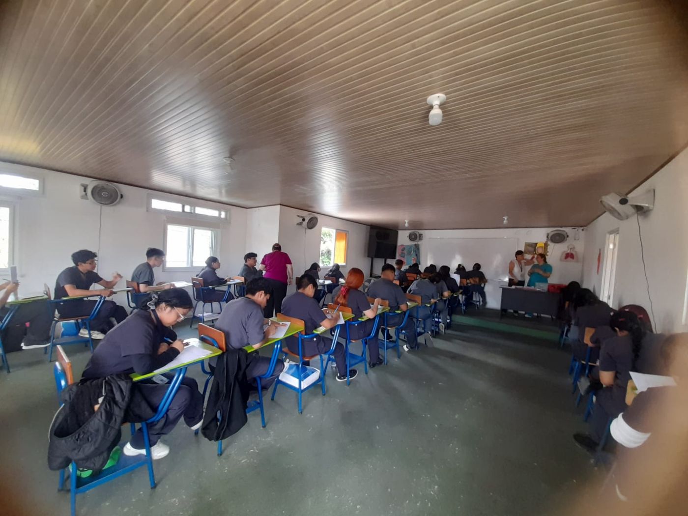 Estudiantes de LaboClid con uniforme durante una clase